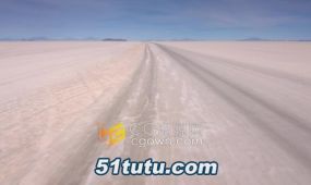 航拍辽阔的沙漠上长长的轮胎痕迹视频素材免费下载
