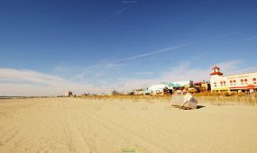 蓝天白云沙滩海岸建筑景色高清实拍视频素材