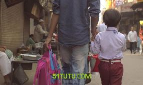父亲和孩子手牵手走在街道上高清实拍视频素材